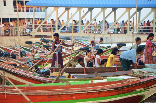 Myanmar Yangon Hafen und Fischerboote in Dala