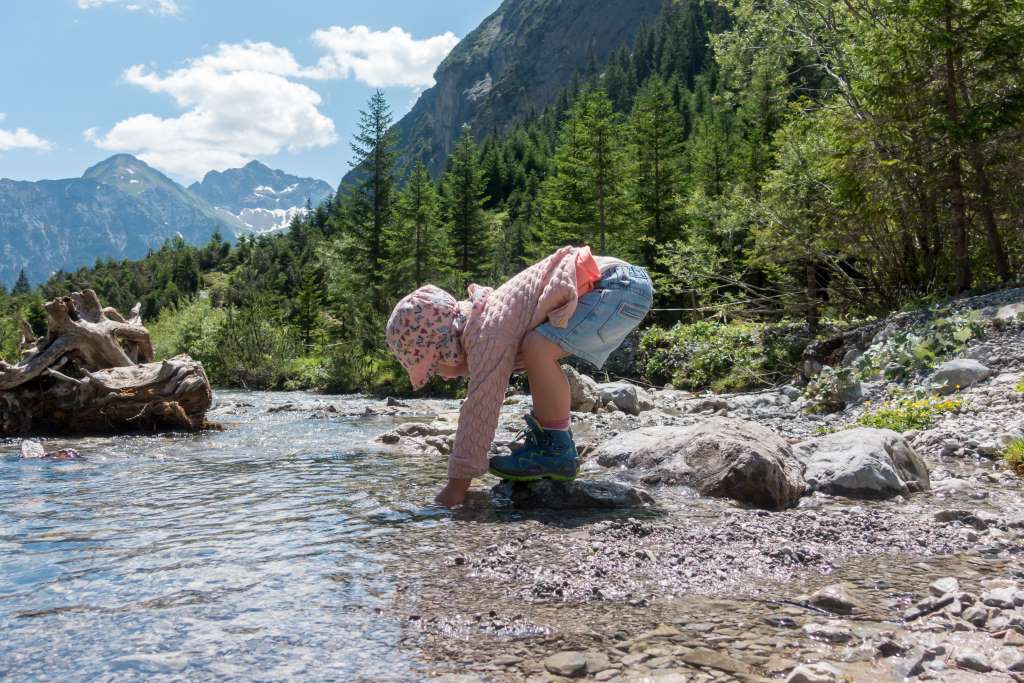 Wandern mit Kindern Pause am Wasser