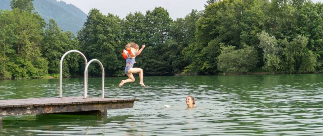 Baden in Grassau im Chiemgau: Familienfreundlicher Badespaß am Reifinger See oder an der Tiroler Ache