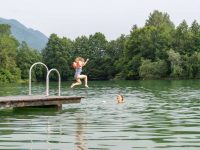 Baden in Grassau im Chiemgau: Familienfreundlicher Badespaß am Reifinger See oder an der Tiroler Ache