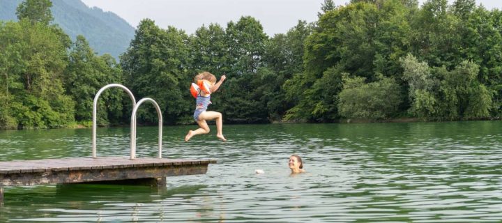 Baden in Grassau im Chiemgau: Familienfreundlicher Badespaß am Reifinger See oder an der Tiroler Ache
